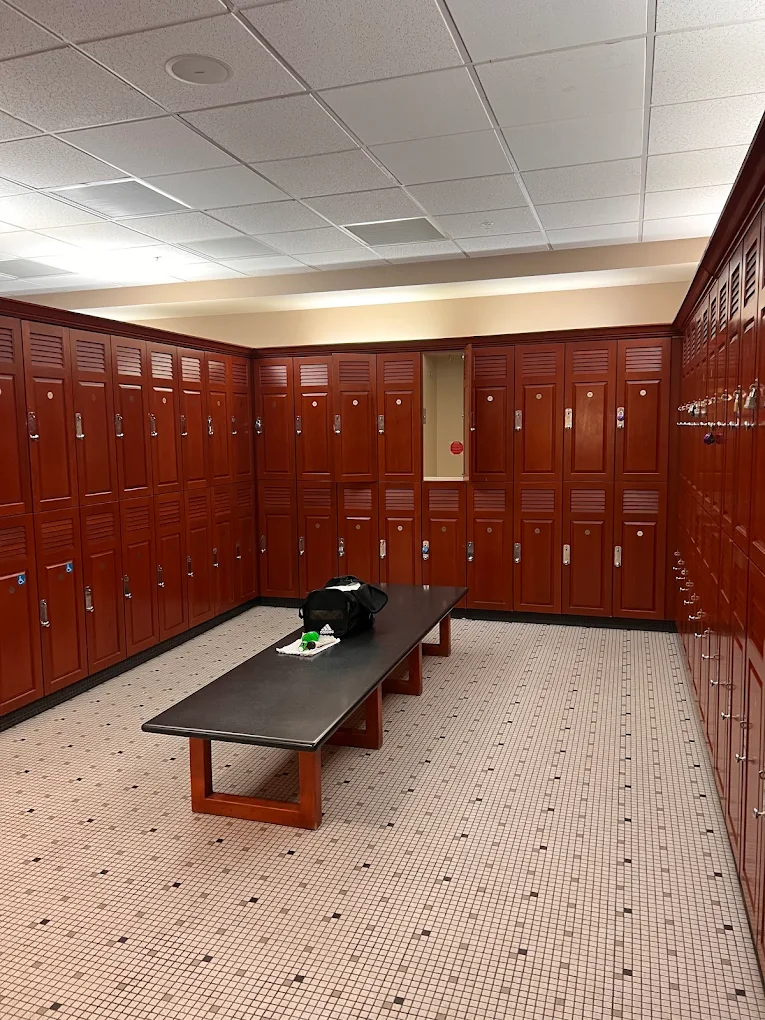 la fitness locker rooms